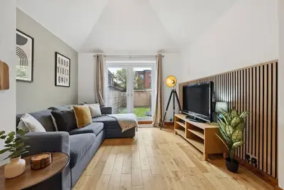 Image de Chic 2 Bed Apartment With Free Parking & Garden