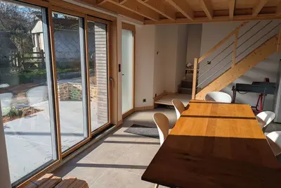 Image de Longère rénovée avec sauna, ambiance chalet, dans un cadre calme et arboré.