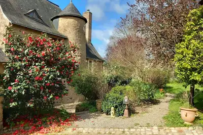 Image de Country Manor. 50 min. West from Le Mans track. Sleeping 12-17. Pool & tennis.