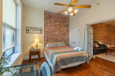 Image de Historic Haven on Front St – River Views & Prime Location!