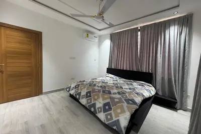 Image de \n\nOpulent 3-bedroom home: master suites, study, balcony, Hs WiFi, A\/C & washer.