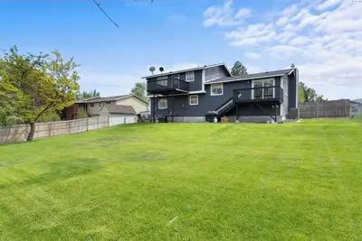 Image de Spacious 5-bedroom townhome in charming Benton City