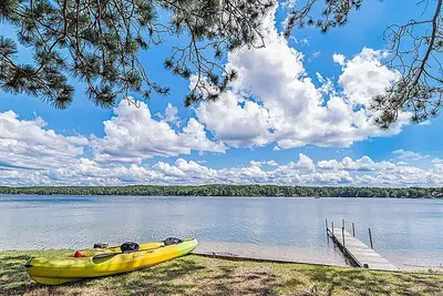Image de Lakefront 3 bedroom with indoor hot tub, close to both Gaylord and Lewiston