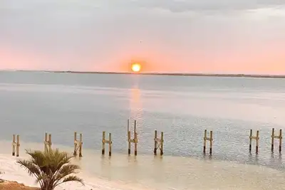 Image de Charming 3-bedroom 1st floor condo on private beachfront in delightful Pensacola