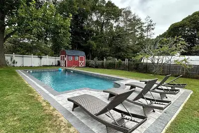 Image de Escape to serene 3-bedroom Cutchogue haven with pool, near beaches & vineyards.