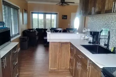 Image de Charming 2-bedroom cottage with Ac, WiFi, Golf Cart. Two-minute walk to beach.
