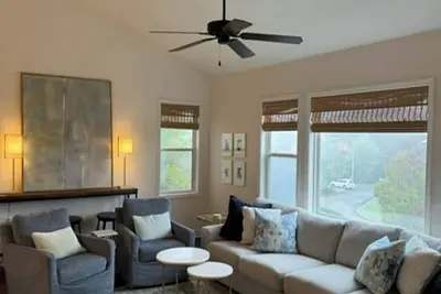 Image de Coastal 'Sip-Luxury 3br condo-walk to the Vaught, Swayze Field, the Grove!
