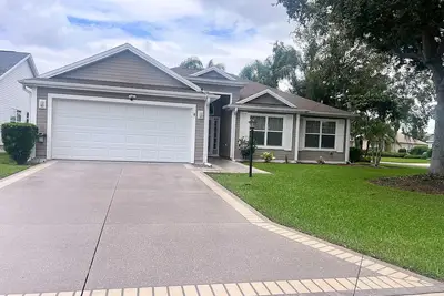 Image de Nice and Beautifully Upgraded Home on Corner Lot in the Village of Bonnybrook