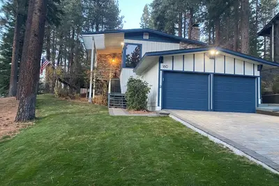 Image de Welcoming 4-bedroom house in the serene Zephyr Cove, blocks from the beach.