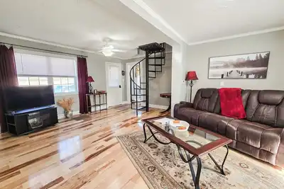 Image de Charming 2-bedroom farmhouse in peaceful Cameron horse farm with WiFi.