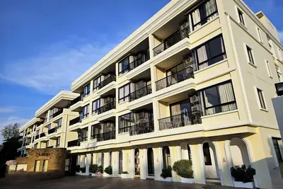 Image de Beachside Gem with Lake, Cafes and more