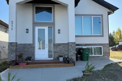Image de \n5 minutes to park \nhouse with deck Bbq custom fireplace \neach Room sound proof