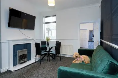 Image de 4-bedroom- Stoke-on-Trent sleeps 8- pet friendly