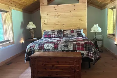 Image de Beautiful cabin nestled in the woods surrounded by water