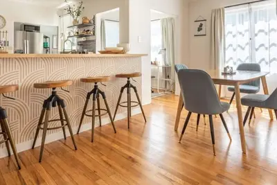 Image de Charming 1920s Cottage on a Quiet Cul-de-Sac