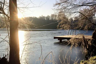 Image de Vacation home with private lake access, sauna, gas barbecue, jetties and garden