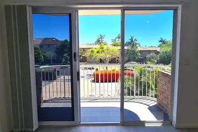 Image de Spacious apartment close to everything, private, secure, and Queensland weather