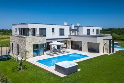 Image de Maison de vacances privée avec Wifi, bain à remous, climatisation, piscine privée, Tv, terrasse
