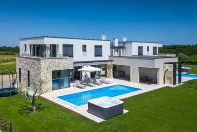 Image de Maison de vacances privée avec Wifi, bain à remous, piscine privée, climatisation, Tv, terrasse