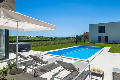 Image de Maison de vacances privée avec bain à remous, climatisation, piscine privée, Wifi, Tv, terrasse