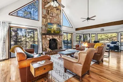 Image de Hot tub, In-Home Bar, Arcade Game, Wood Fireplaces, Xbox, Grill, Sleeps up to 16