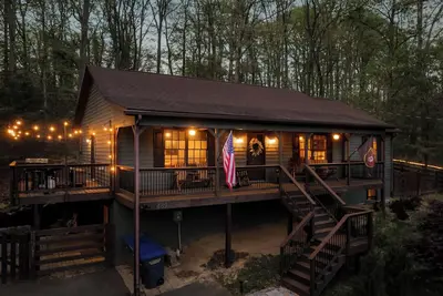 Image de The Cozy Bear Cabin | Hot Tub, Fenced Yard, Games
