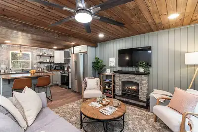 Image de Hot Tub | Fire Pit | River | State Park | King Bed