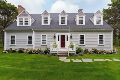 Image de Renovated 5-bedroom home near town and beaches w/2-car garage and extra parking