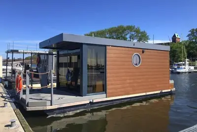 Chalets sur l'eau à Dziwnów, près de la mer.