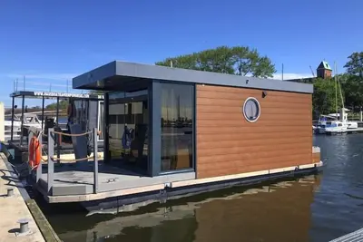 Image de Maisons confortables au bord de l'eau.