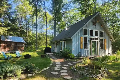 Image de WildeWoods Cabin - pet-friendly, yard + gardens, gas fireplace + outdoor firepit
