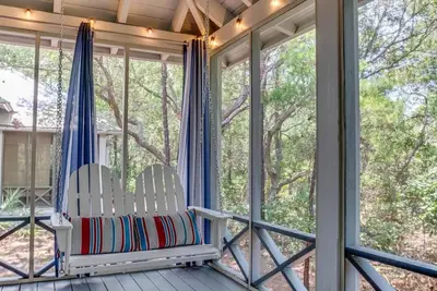 Image de Charming home walking distance to Beach & Pool 3 Bdrm Sleeps 6, 4 Bikes Included