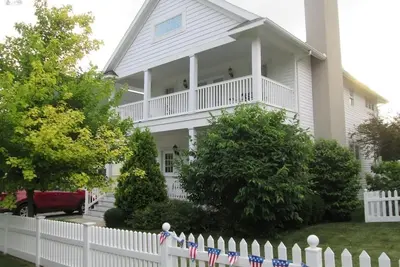 Image de New Listing! Charming 4-bedroom house near the Lakeside pool & pickleball courts