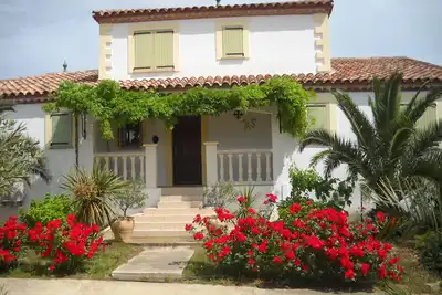 Image de maison piscine campagne jardin parking clim