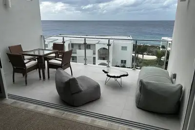 Image de Luxury Ocean View Penthouse 1 Bed Condo With Amazing Shore Diving Next Door