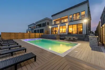 Image de New Luxury 4, 000 Sf Waterfront Home w/Pool, Sleeps 20