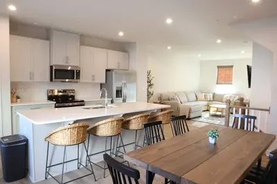 Image de Brand New: Upscale Townhome in Amenity Drenched, Luxury Community; Pools and Gym
