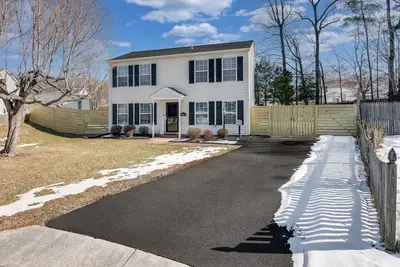 Image de Charming 3-Bedroom House with Large Fenced Backyard & Prime Location
