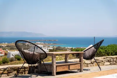 Image de Artist Villa. 1km Golden Beach. 3 ensuites + sofa bed double. Sleeps 8. Jacuzzi.
