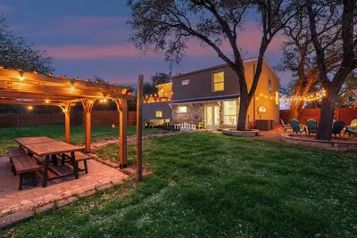 Image de Dragonfly Escape - Pool, Pickleball, Gym Sleeps 20 - Family Entertainment Space