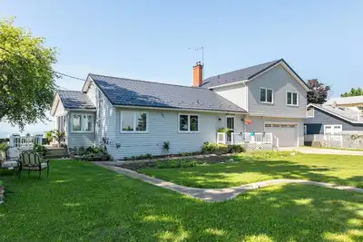 Image de Lakeside home with 4 bedrooms and 2 baths!