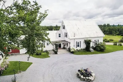 Image de Cozy Modern Farmhouse w/ Hot Tub mins to Saint Andrews By-The-Sea! Pet Friendly!