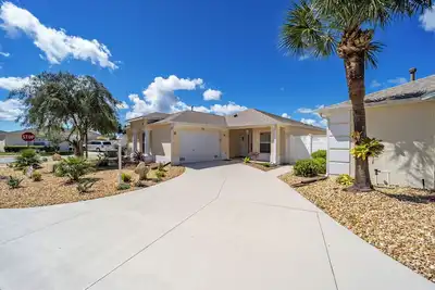 Image de Charming 2-bedroom villa in The Villages with WiFi, Ac, and golf cart!