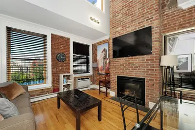 Image de 3 Br Unit with Private Roof! ! ! Perfect Location