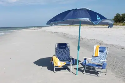 Image de New Vills, close to our Amazing Gulf beaches, bikes, beach chairs, and 2 car garage.