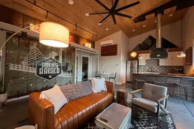 Image de The Shop on Cherry--private hot tub! 8 minutes to downtown in semi-rural area