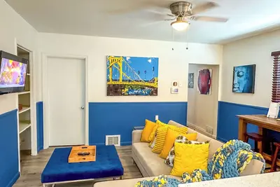 Image de Bike to stadiums, 3-bedroom urban art house in Pittsburgh, kid and pet-friendly.