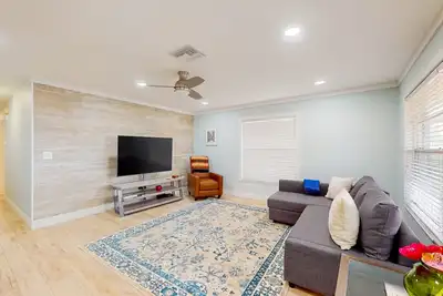 Image de Cozy home with modern kitchen, lanai, & washer/dryer- perfect for group stays