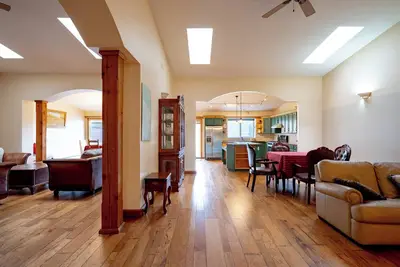 Image de Fort Wine Manor: 10 Guest Rental Home