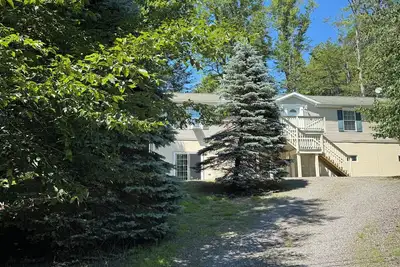 Image de Poconos Retreat: Pools, Sauna, Lake & Outdoor Fun